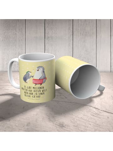 Mr. & Mrs. Panda Kindertasse Pinguin mit Kind mit Spruch in Gelb Pastell