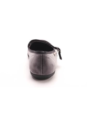Victoria Janes Oda in Grau