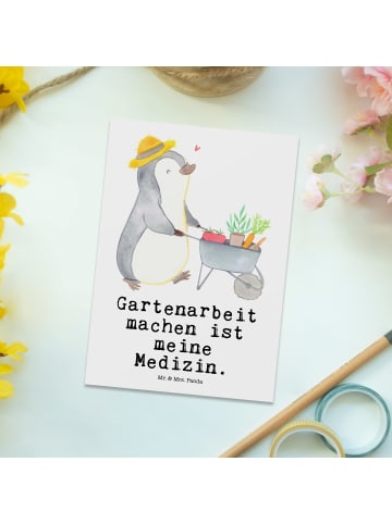 Mr. & Mrs. Panda Postkarte Pinguin Gartenarbeit mit Spruch in Weiß