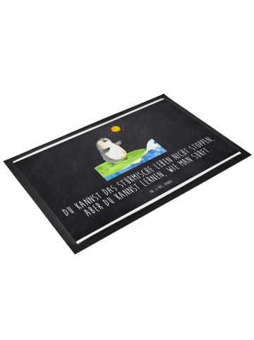 Mr. & Mrs. Panda Schmutzmatte Pinguin Surfer mit Spruch in Kreidetafel