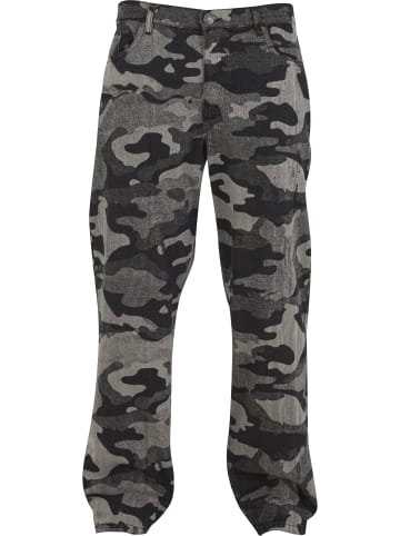 Urban Classics Loose Fit Jeans in blacklasercamo