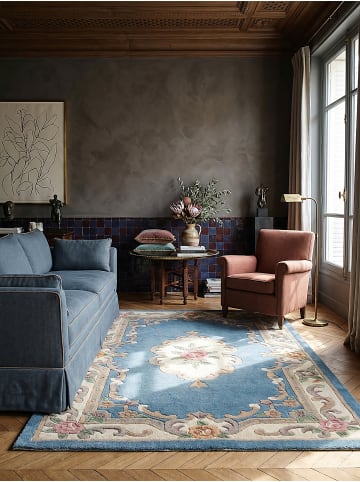 KADIMA DESIGN Traditioneller Wollteppich mit handgeschnitzten Details in Blau-Beige