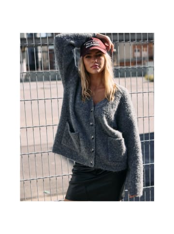 Noisy may Rock in Black