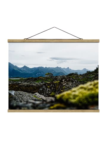 WALLART Stoffbild mit Posterleisten - Einsame Hütte in Norwegen in Grün