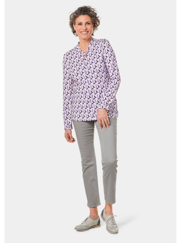 GOLDNER Kurzgröße:  Schönes Druckshirt mit außergewöhnlichem Ausschnitt in opalflieder / gemustert