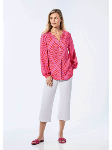 GOLDNER Kurzgröße:  Viskose-Bluse mit Tunika-Ausschnitt in rot / pink / gemustert