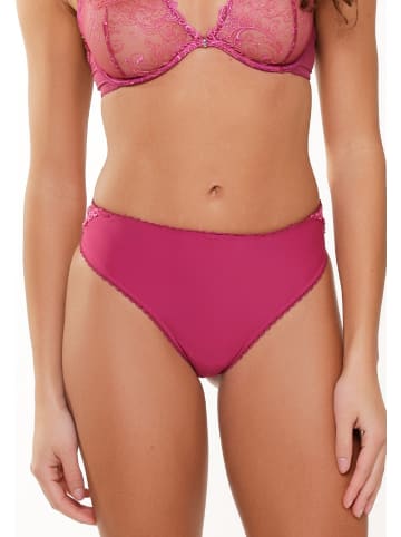 Linga Dore String in Raspberry