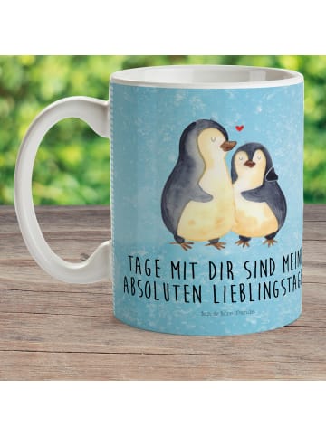 Mr. & Mrs. Panda Tasse Pinguin umarmen mit Spruch in Eisblau