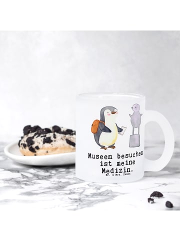Mr. & Mrs. Panda Teetasse Pinguin Museum besuchen mit Spruch in Transparent
