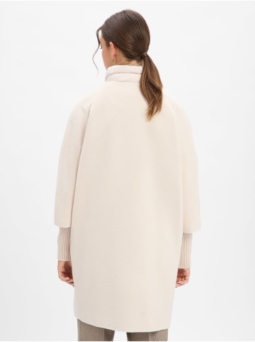 comma Mantel in sand