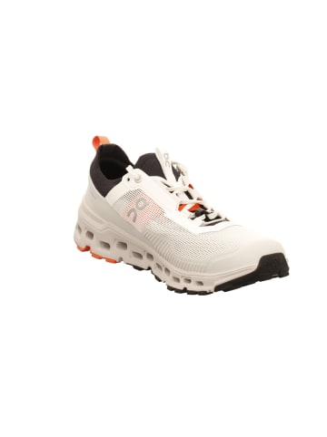 On Wanderschuh in weiß