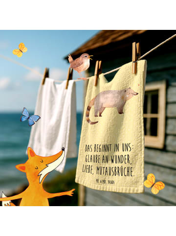 Mr. & Mrs. Panda Gästetuch Nasenbär mit Spruch in Gelb Pastell