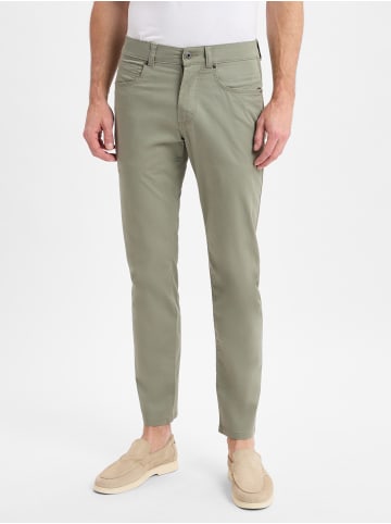 Andrew James Hose in schilf