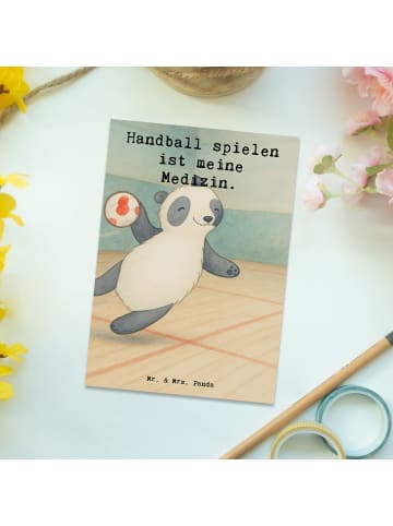 Mr. & Mrs. Panda Postkarte Panda Handball spielen Design mit Spruch in Weiß