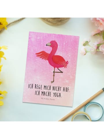 Mr. & Mrs. Panda Postkarte Flamingo Yoga mit Spruch in Aquarell Pink