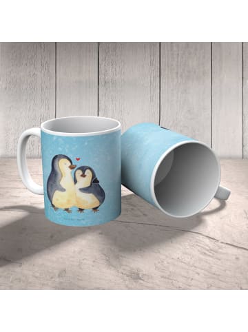 Mr. & Mrs. Panda Kindertasse Pinguin umarmen ohne Spruch in Eisblau