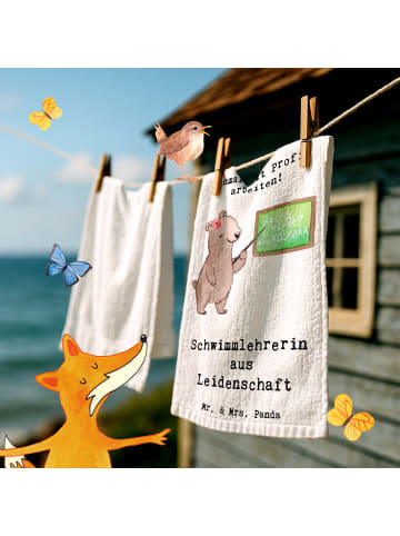 Mr. & Mrs. Panda Gäste Handtuch Schwimmlehrerin Leidenschaft mit... in Weiß