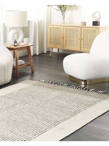 Beliani Geflochtener Teppich DIVARLI in Beige/Schwarz - (W) 140 x (H) 1.5 x (L) 200 cm