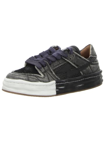 Rebecca White in schwarz