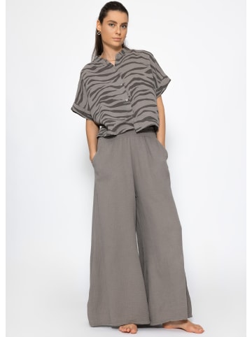 SASSYCLASSY Musselin Bluse mit Leo-Print in Taupe