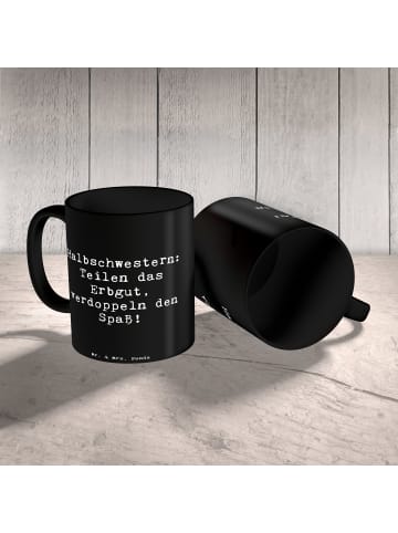 Mr. & Mrs. Panda Kaffeebecher Spruch Halbschwester Freude mit Sp... in Schwarz
