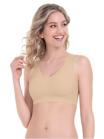 Anita Bustier in Desert