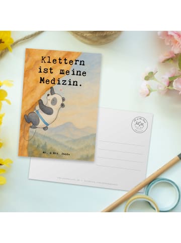 Mr. & Mrs. Panda Postkarte Panda Klettern Design mit Spruch in Weiß