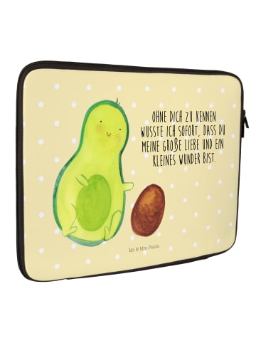 Mr. & Mrs. Panda Laptop Sleeve Avocado Kern rollt mit Spruch in Gelb Pastell