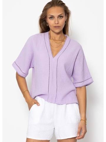 SASSYCLASSY Musselin Bluse mit Spitzeneinsatz in Flieder