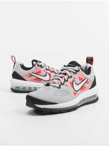 Nike Turnschuhe in platinum/white/crimson/black