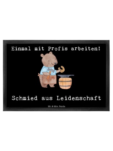 Mr. & Mrs. Panda Haustürmatte Schmied Leidenschaft mit Spruch in Schwarz