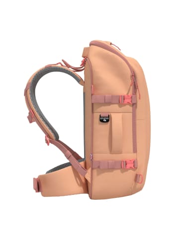 Cabinzero Adventure Cabin Bag ADV 42L Rucksack 55 cm in sunny day