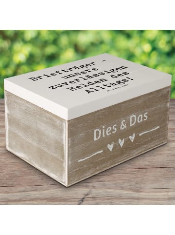 Mr. & Mrs. Panda Kiste Spruch Briefträger Helden mit Spruch in Weiß