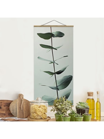 WALLART Stoffbild mit Posterleisten - Symmetrischer Eukalyptuszweig in Grün