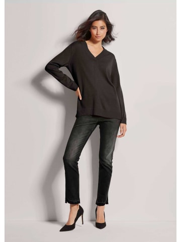 MADELEINE Glattstrick-Pullover mit V-Ausschnitt in schwarz