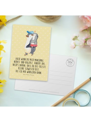 Mr. & Mrs. Panda Postkarte Pinguin Kleine Schwester mit Spruch in Gelb Pastell