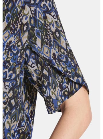 GOLDNER Kurzgröße:  Elegantes Halbarm Blusenshirt, Druck in blau / stein / gemustert