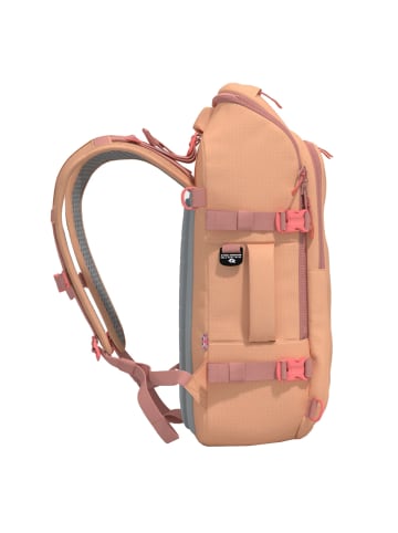 Cabinzero Adventure 43 Daypack 46 cm Laptopfach in sunny day