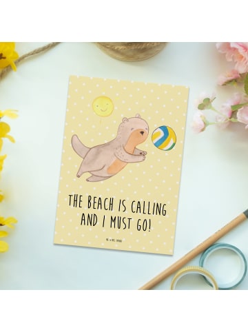 Mr. & Mrs. Panda Ansichtskarte Sommer Meer Strand mit Spruch in Gelb Pastell