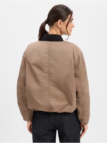 AMBER & JUNE Blouson in taupe