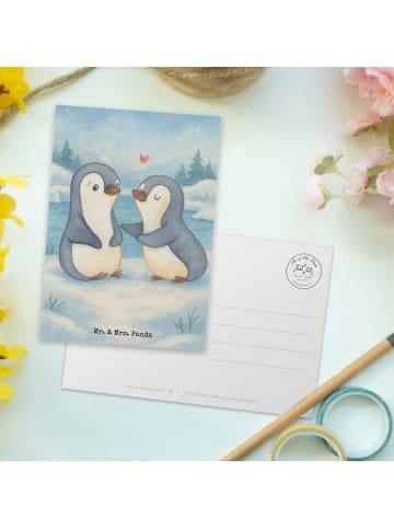 Mr. & Mrs. Panda Postkarte Pinguine trösten Design ohne Spruch in Weiß