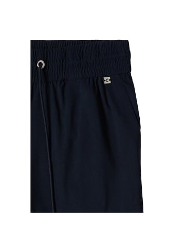 Cecil Capri in universal blue