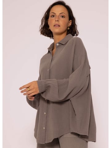 SASSYCLASSY Ultra Oversize Musselin-Blusenhemd kürzere Variante in Taupe