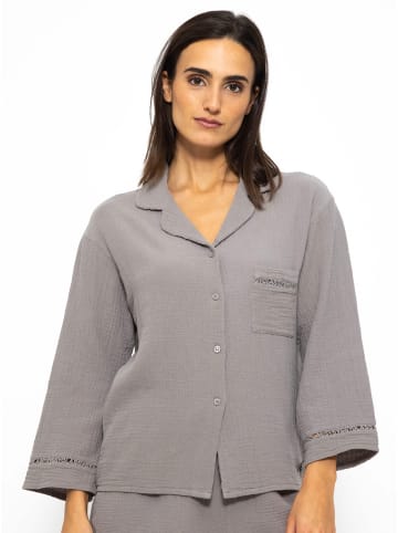 SASSYCLASSY Musselin Pyjamabluse in Taupe