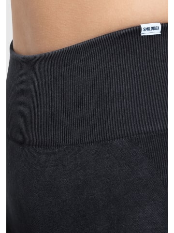 SMILODOX Shorts Batik Scrunch Ruth in Schwarz