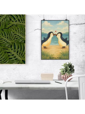 Mr. & Mrs. Panda Wandposter Pinguine Kuss Design ohne Spruch in Weiß