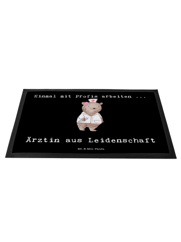 Mr. & Mrs. Panda Fußmatte Ärztin Leidenschaft mit Spruch in Schwarz