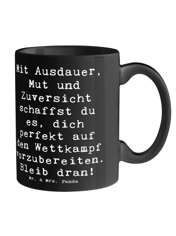 Mr. & Mrs. Panda Kaffeebecher Spruch Wettkampfvorbereitung meist... in Schwarz