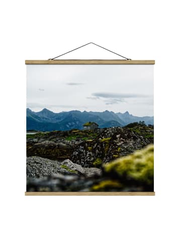 WALLART Stoffbild mit Posterleisten - Einsame Hütte in Norwegen in Grün