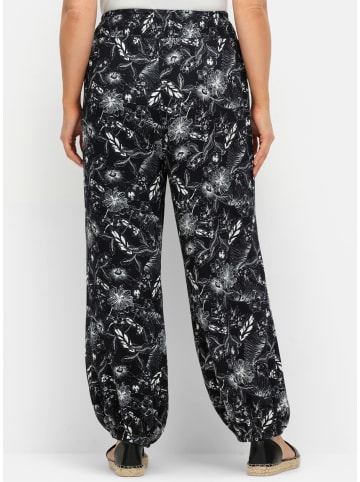 sheego Schlupfhose in schwarz-weiß
